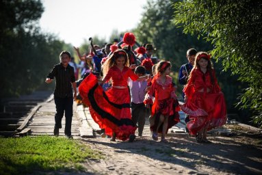 Фото современных цыган с интернета на цыганском портале Романистан: https://romanistan.ru/